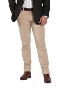 Cette image représente un chino de couleurs beige