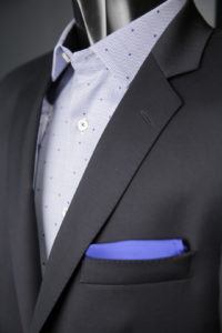 Cette image représente un costume pour homme noir en coupe slim