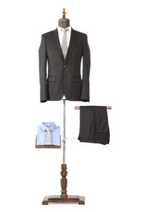 Cette image représente un costume pour homme noir en coupe slim