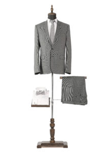 Cette image représente un costume gris anthracite pied de puce