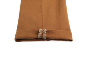 Cette image représente un chino gabardine de couleurs camel