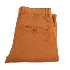 Cette image représente un chino gabardine de couleurs camel