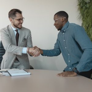 Cette image représente un recruteur et un recruté pour un entretien d'embauche