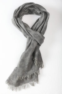 Cette image représente une écharpe gris anthracite