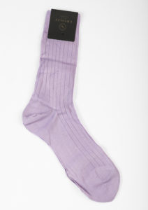 Cette image représente des chaussettes de couleurs lilas