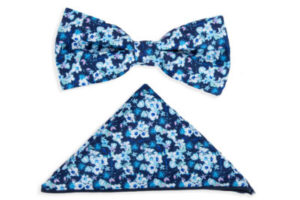 Cette image représente une pochette et le noeud papillon liberty bleu