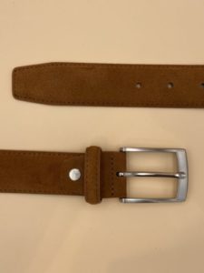 Cette image est une ceinture cognac en daim