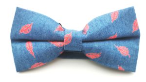Noeud papillon coton bleu jean à motifs plumes corail