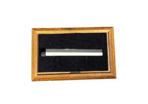 pince à cravate a argent et blanc